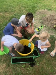 Zakaj bi moral vsak otrok imeti možnost stika z zemljo